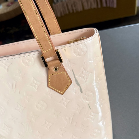 💥SOLD💥 LOUIS VUITTON Classic ‘Marshmallow’ Vernis LV Monogram Houston Tote Bag - Picture 7 of 12